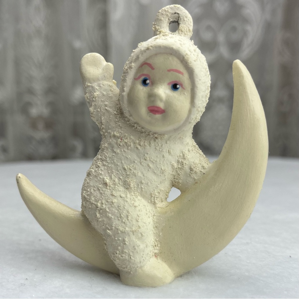 Vintage ALBERTA CERAMICS MOLDED Christmas Ornament SNOW BABIES Moon Sitting - Picture 1 of 9